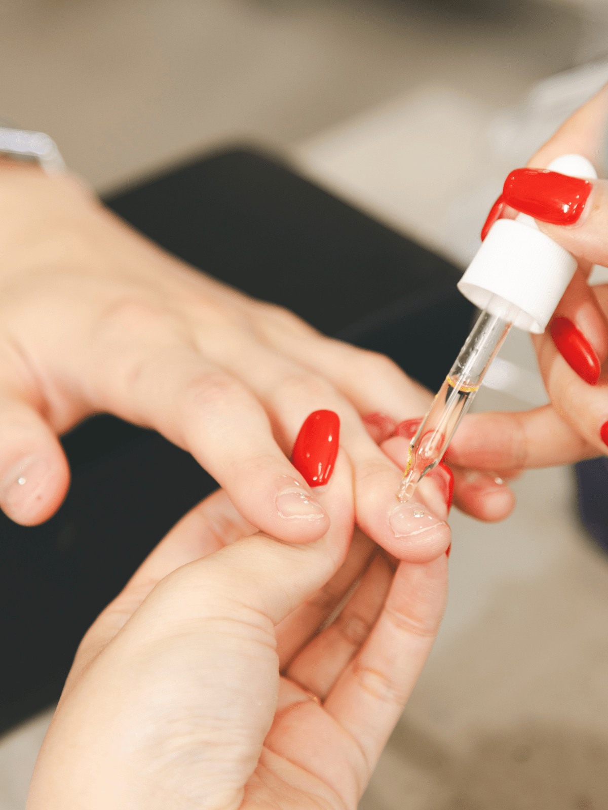 ネイル　ネイルオイルを塗る