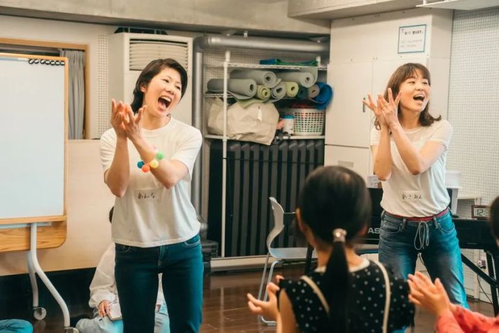 表現教育プログラムで講師が子どもたちを指導するレッスン風景