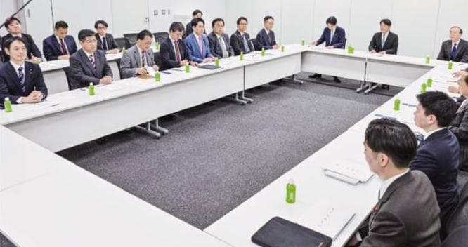 給付付き税額控除の導入目的などについて議論した社会保障国民会議の実務者会議=6日 衆院第2議員会館