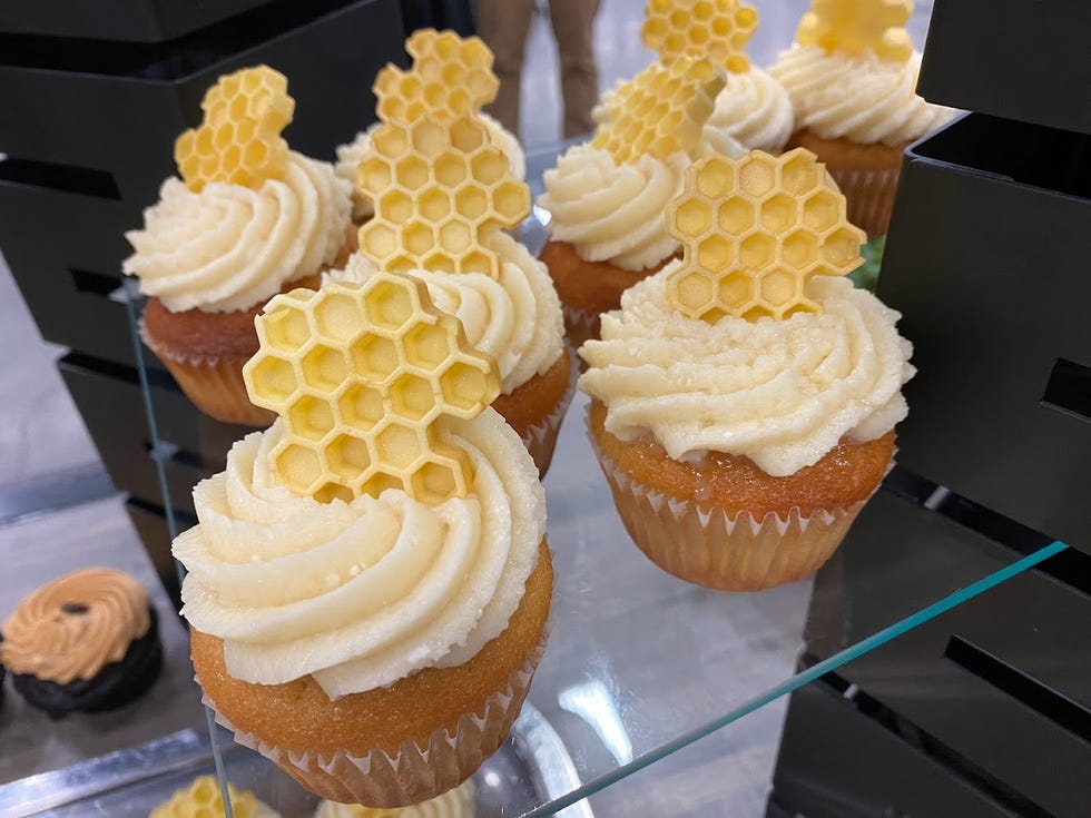 ハニカムの飾りが乗ったカップケーキ