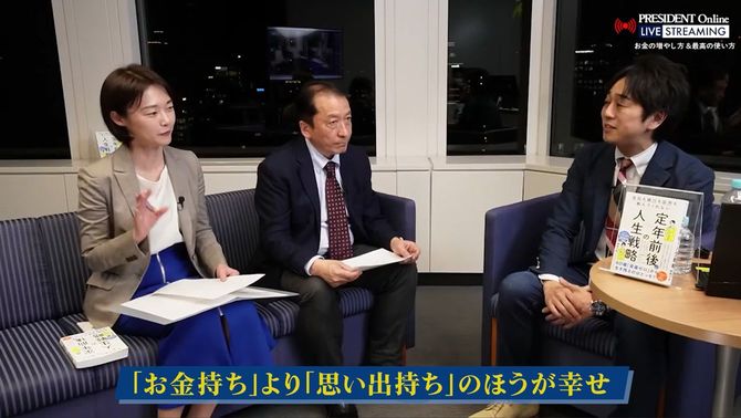 頼藤太希さん(右)が提唱する「思い出持ち」という言葉が印象的と語る、プレジデントオンライン編集長・横田良子。