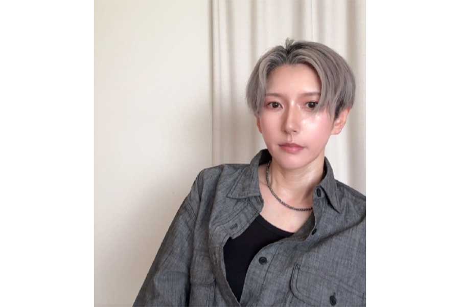 「50歳の2児の母!?」驚きの声が広がったきれいなグレイヘア【写真：本人提供】
