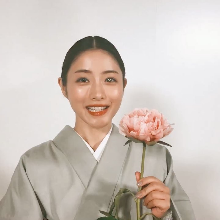 高嶺の花 石原さとみ さんが演じるのは華道の名門 月島流 本家に生まれ 美しさと圧倒的な天才を持つ月島もも役 石原さんからメッセージを頂きました Media Wacoca Japan People Life Style