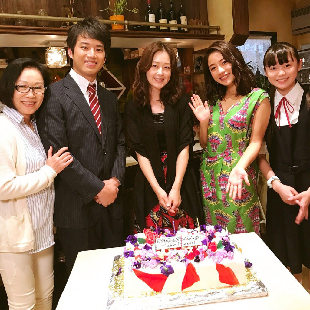 ‪本日は今村佳代子役、#笛木優子 さんのお誕生日です！‬ ‪おめでとうございます☆✧˖°‬ ‪佳代子が経営するスナック喫茶のセットでお祝いしました！‬ ‪#高嶺...