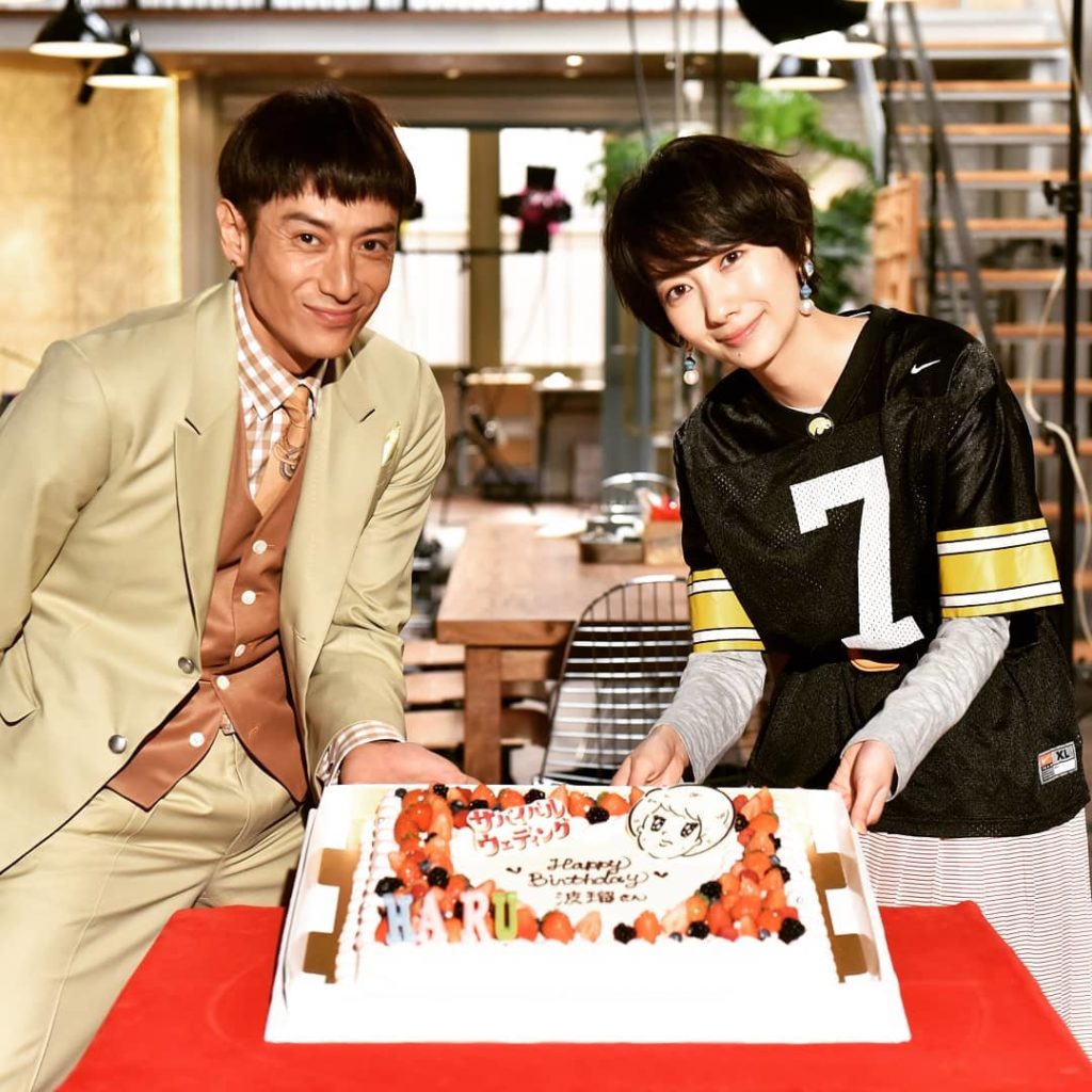 クランクインの日に、1日遅れで波瑠さんのお誕生日をお祝いしました 座長
改めまして27歳おめでとうございまーす 
#波瑠 
#伊勢谷友介 
#王道のいちごショー...