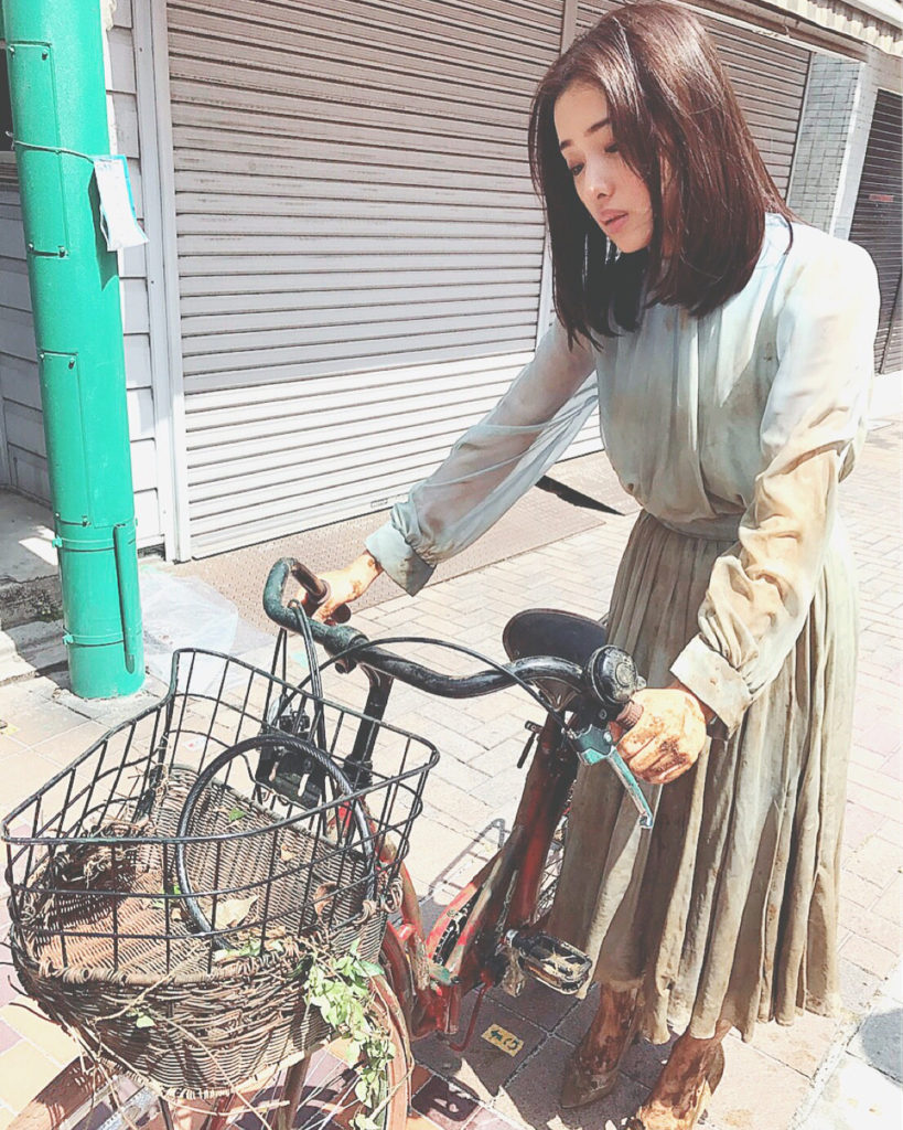 ‪水曜ドラマ『#高嶺の花』スタートまであと3日！！‬ ‪”華道界の令嬢”とは思えない泥だらけの姿…。‬
‪もも(#石原さとみ)に一体何が起こったのでしょうか…？...