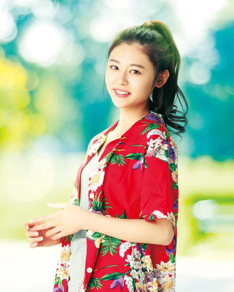 万里香 as #古畑星夏 さん
.
村一番の美女で、明るく元気な吟蔵の幼馴染
「吟蔵の婚約者」という噂も… ！？
.
#青夏
#8月1日公開
#青と夏と青夏
#...