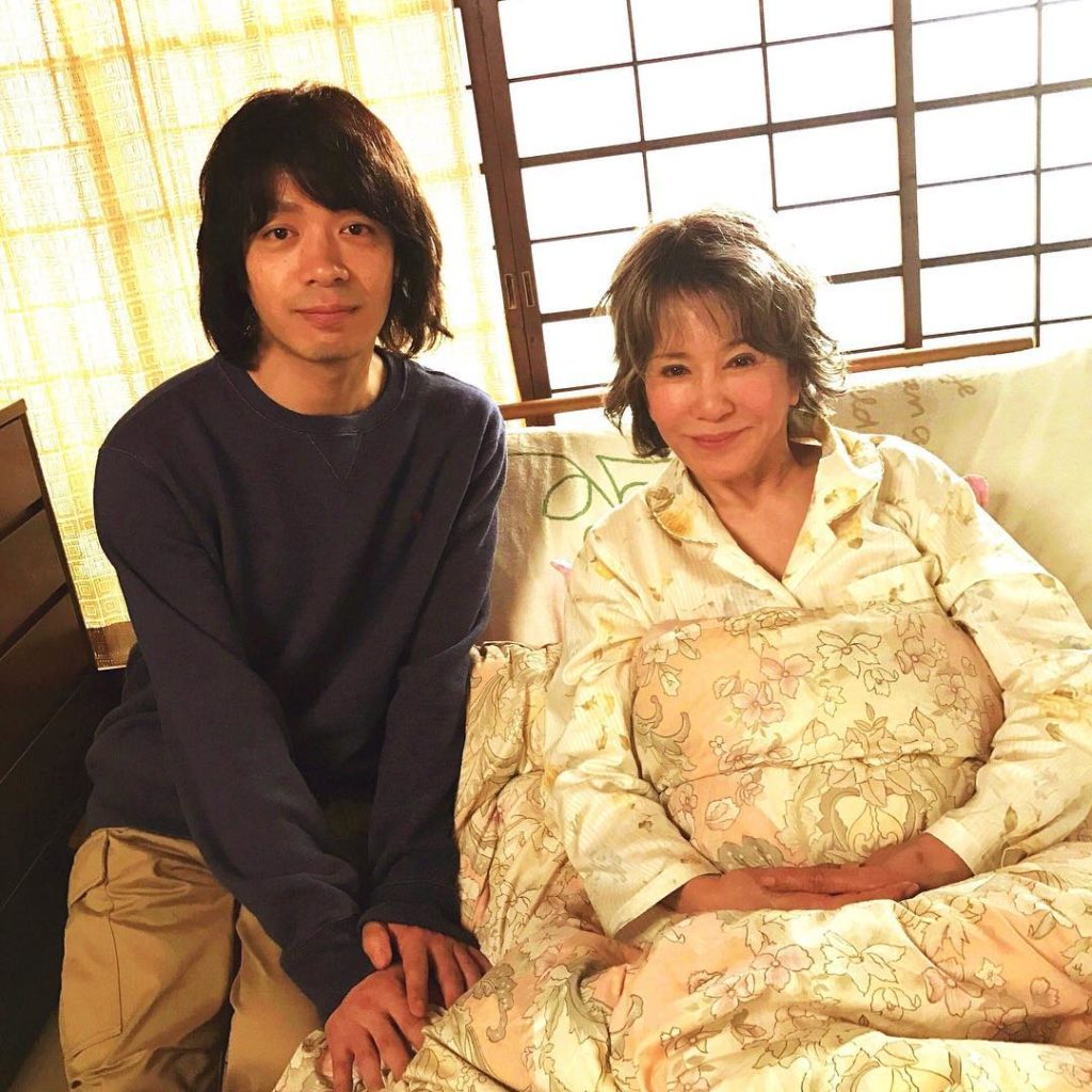 ‪水曜ドラマ『#高嶺の花』スタートまであと2日！！‬ ‪直人(#峯田和伸)の母・節子役の #十朱幸代 さん。‬ ‪このベッドで直人は長年、お母さんを介護してきま...