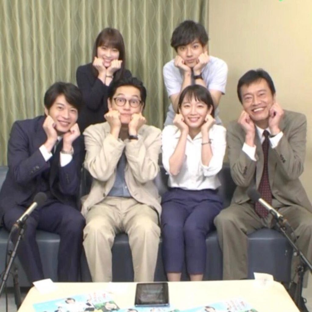 .
LINE  LIVEの直前楽屋トーク！！
皆んなでわちゃわちゃとやりましたっ
スクショタイムは皆んなでどーじょくんポーズ
.
#健康で文化的な最低限度の生活...
