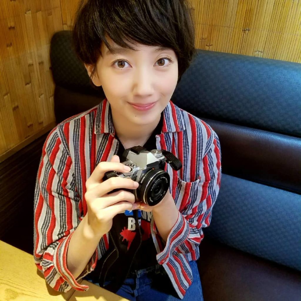 前髪短すぎませんか？
で話題になった回想シーンのさやかさん。
週刊誌でグルメコーナー担当してました

#波瑠
#少年のようなカジュアルファッション
#なのに
#...
