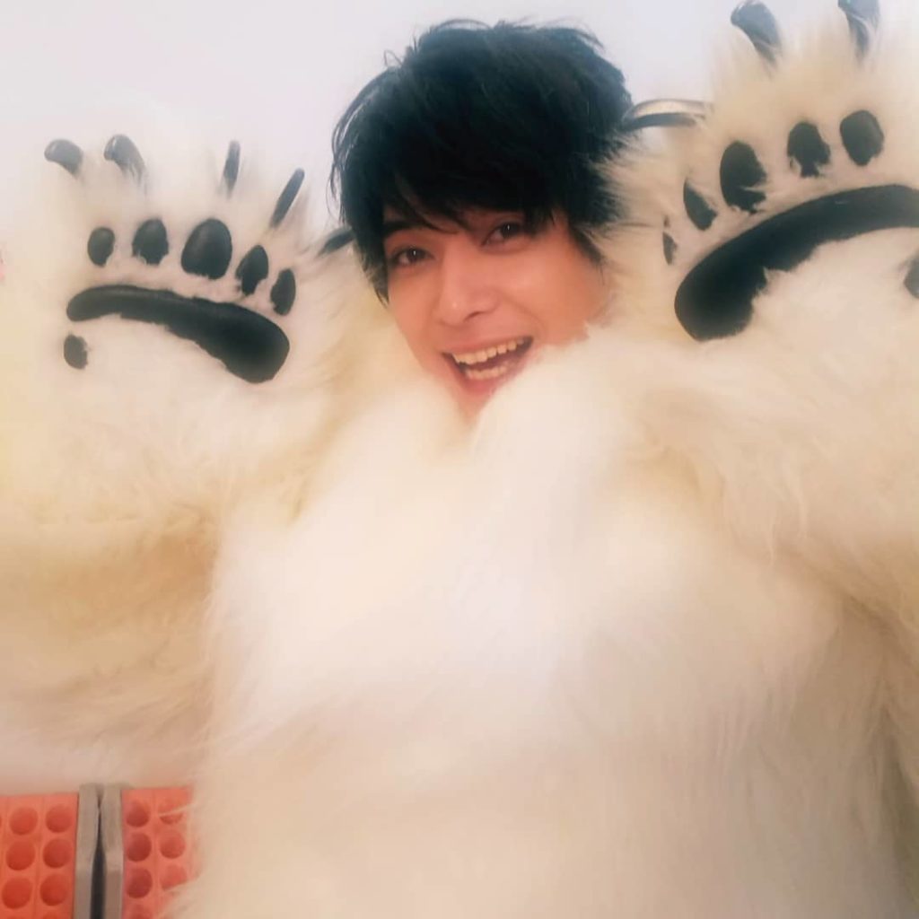 シロクマさん出動前のご様子。
#吉沢亮 
#シロクマ
#着用からの
#笑顔まぶしいなオイ
#この日の最高気温
#32度
#でもこの笑顔
#柏木王子
#爽やか王子...