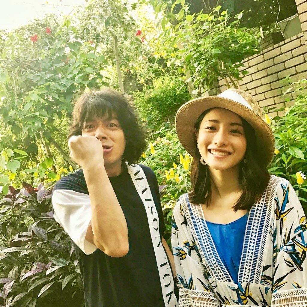 ‪『#高嶺の花』第３話はこのあと夜10時放送！！‬ ‪衝撃の事実が発覚！！‬
‪覚悟してご覧ください！‬ ‪こちらは第３話のあるシーンを撮り終えた直後のお二人☆...