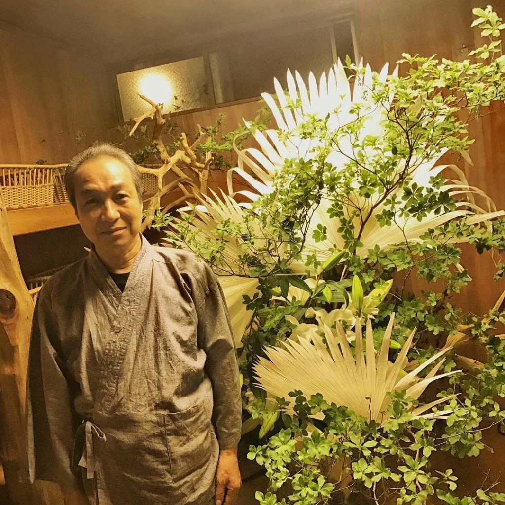 ‪もも(#石原さとみ)の結婚を壊したり、何を考えてるか読めない市松(#小日向文世)さん。‬ ‪月島家は風呂場にもこんなに立派な生け花が！！‬
‪さて、市松はここ...