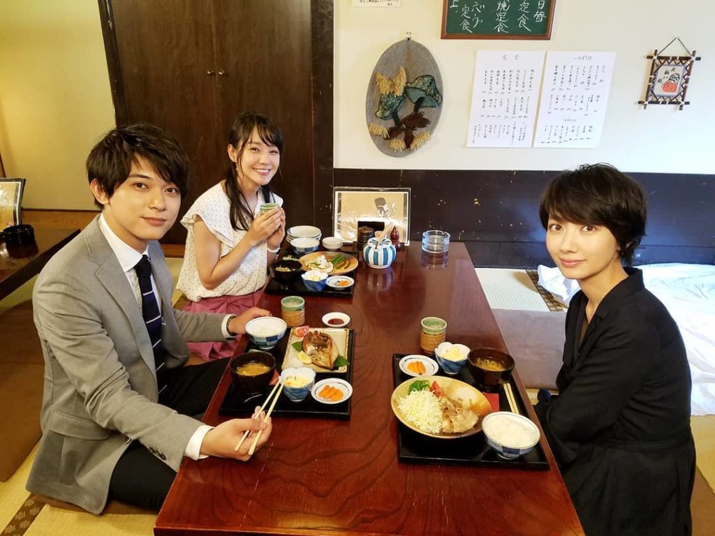 定食屋でランチです。
さやかVS美里のオンナの闘いが繰り広げられます #この座り位置にもオンナの攻防が
#でも現場はほっこり
#カットがかかっても
#定食を味わ...