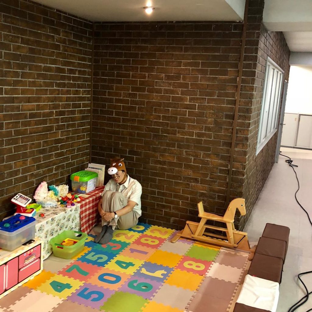 .
4話の予告で気になっていた方も多いのでは？
半田さん、まさかの馬になる
待ち時間の隠し撮り これぞ新馬・・・！
.
#健康で文化的な最低限度の生活 #ケンカ...