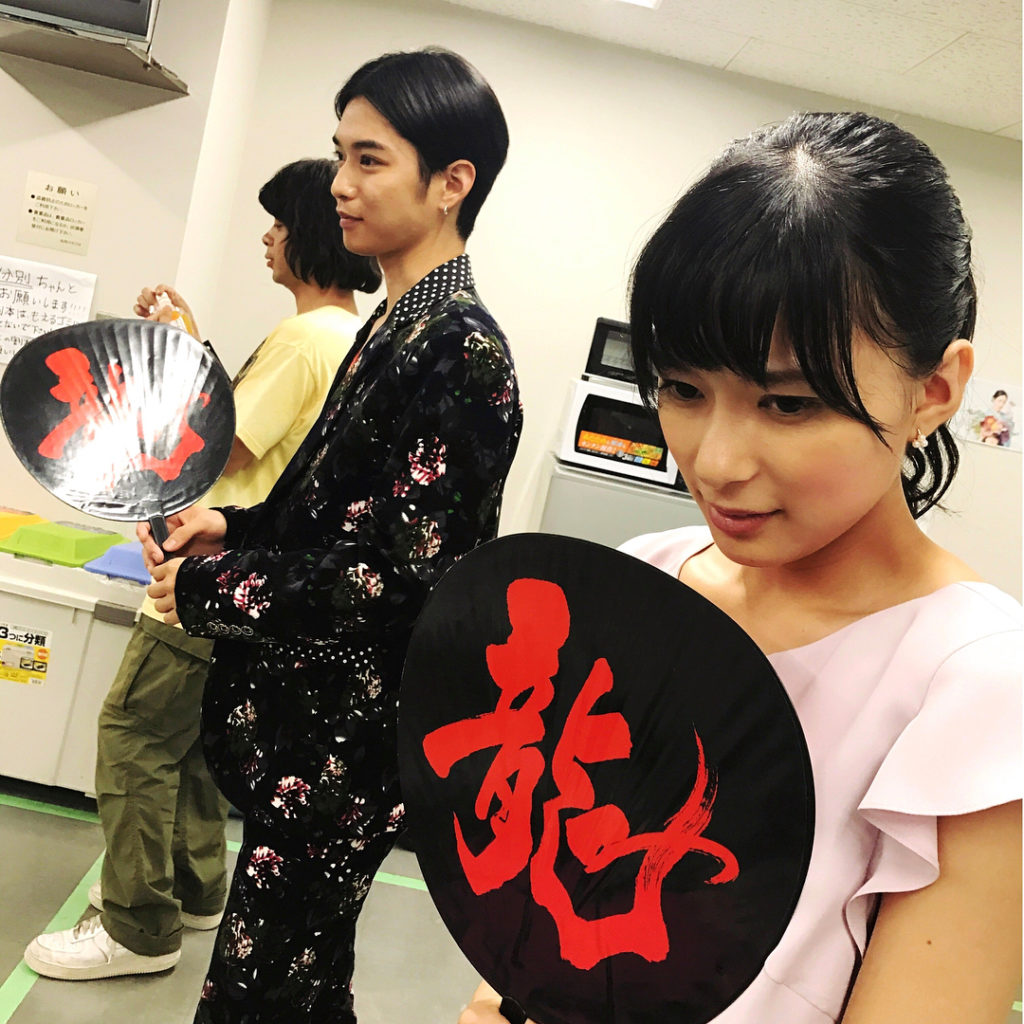 ‪オンエア待機中しながら、ななお嬢様は龍一さんの近くでドキドキ…。‬ ‪なんだか今夜はついに心が通じ合ったみたい♡‬ ‪第５話お楽しみに！‬ ‪#芳根京子 ‬
...