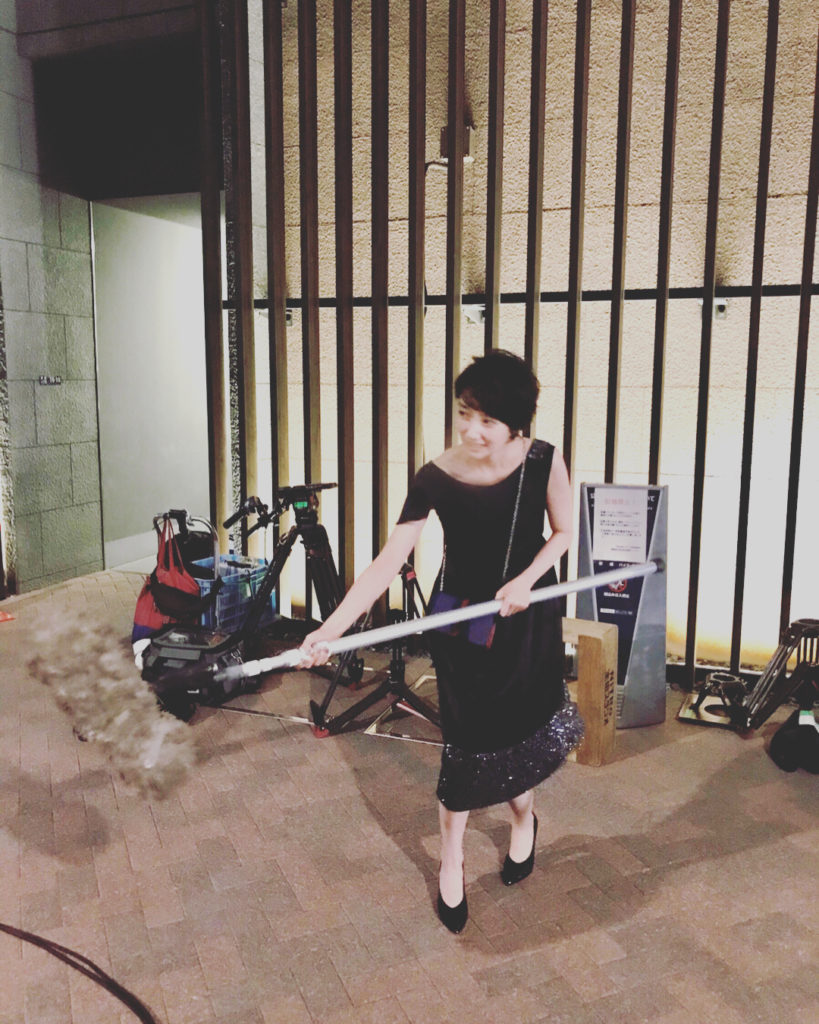 今夜10時、第３話
撮影現場にドレス姿の音声部
え
主演の…は、は、波瑠さん
#マイク見つけちゃったんだな
#動き不安定w
#見た目より重いのです
#愛されドレ...