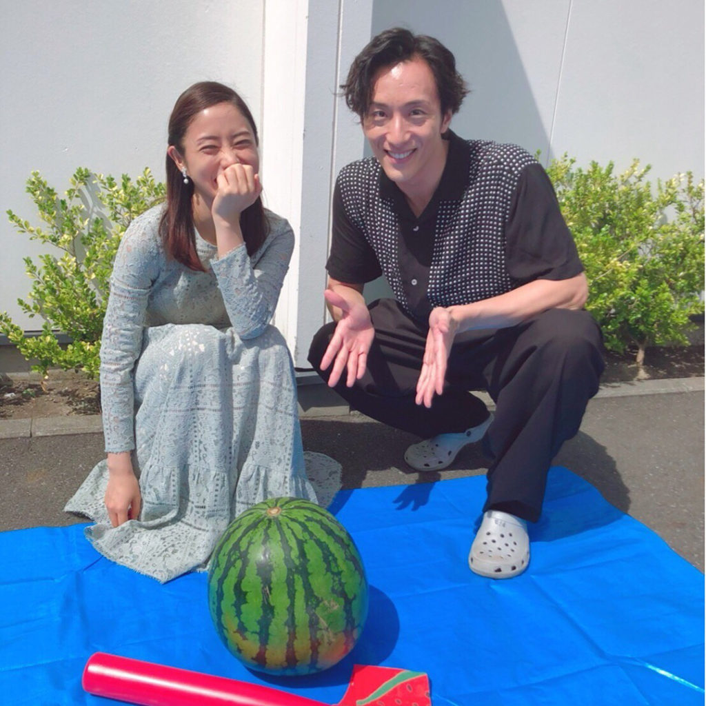 ‪#石原さとみ さんからの差入れ&提案でロケ現場でスイカ割りをしました！‬ ‪#大貫勇輔 さんも大興奮！‬
‪現場は大盛り上がりでリフレッシュできました☆‬ ‪...
