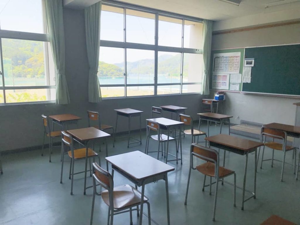 8月31日まであと12日
.
吟蔵が通う高校の教室。
違う場所で違う高校に通う理緒と吟蔵が出会い、
二人でこの教室で過ごすシーンも…
.
#青夏
#青と夏と...