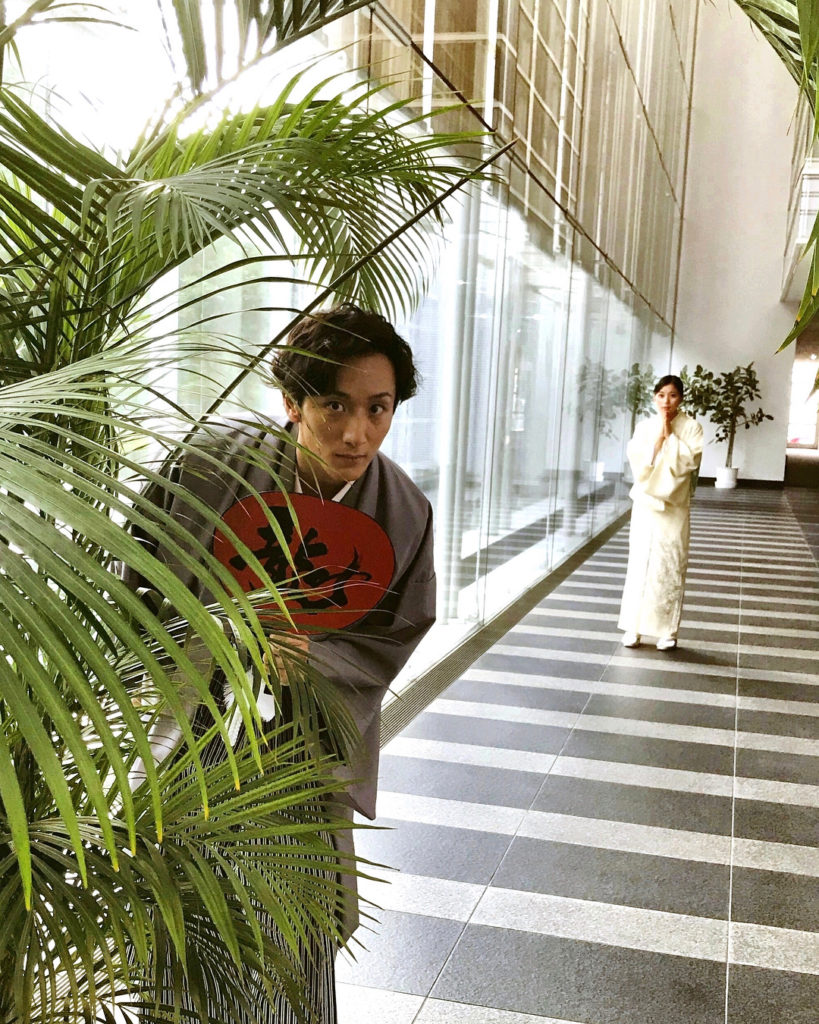 ‪ななお嬢様(#芳根京子)が置いた龍彗会うちわを持っている人物が！‬ ‪あのお方は…兵馬様(#大貫勇輔 )！！‬
‪ドラマではまだお会いしてないけどドキドキ☆‬...