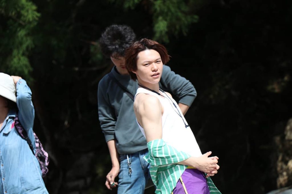 ちょっぴり天気が悪いので…
夏っぽく元気がでるオフショットお届けします
.
#志村玲於 さんの爽やかショット
(腕がかっこよすぎませんか…)
.
ぜひ劇場でもチ...