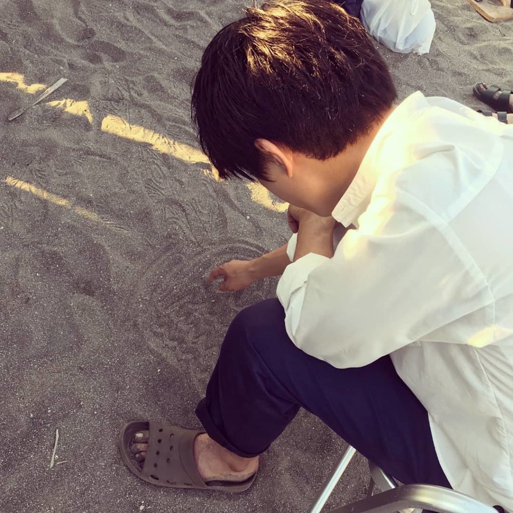浜辺の柏木王子その2
#吉沢亮 
#お亮
#待ち時間に 
#砂浜に落書きしてます
#何を描いてるのかは不明です
#落書き王子
#やや闇ってる件w
#サバイバルウ...