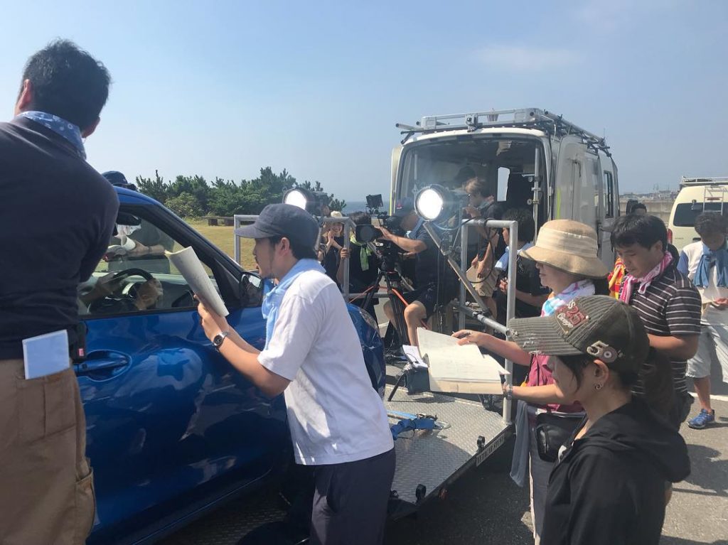 今週放送の第8話。さやかと王子のドライブシーンのメイキング写真です。
よく見ると〜〜〜〜〜〜
#こうやって撮ります
#王子とドライブデート
#サバ婚
#サバイバ...