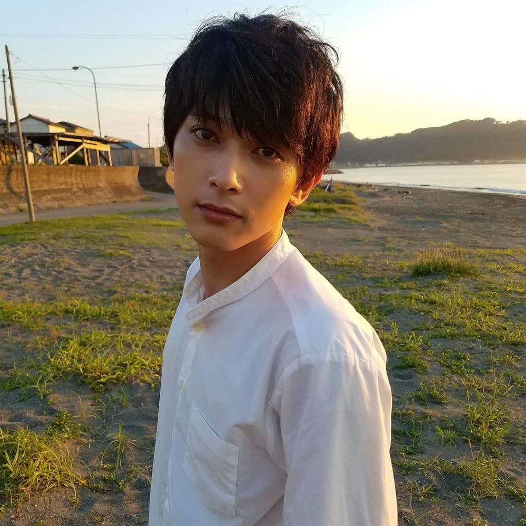 浜辺の柏木王子
#吉沢亮
#吉沢さん渾身の
#たそがれ王子
#バンドカラーが似合う説
#この浜辺で
#超絶ロマンチック
#な出来事がぁぁぁぁっ
#お見逃しなくっ...