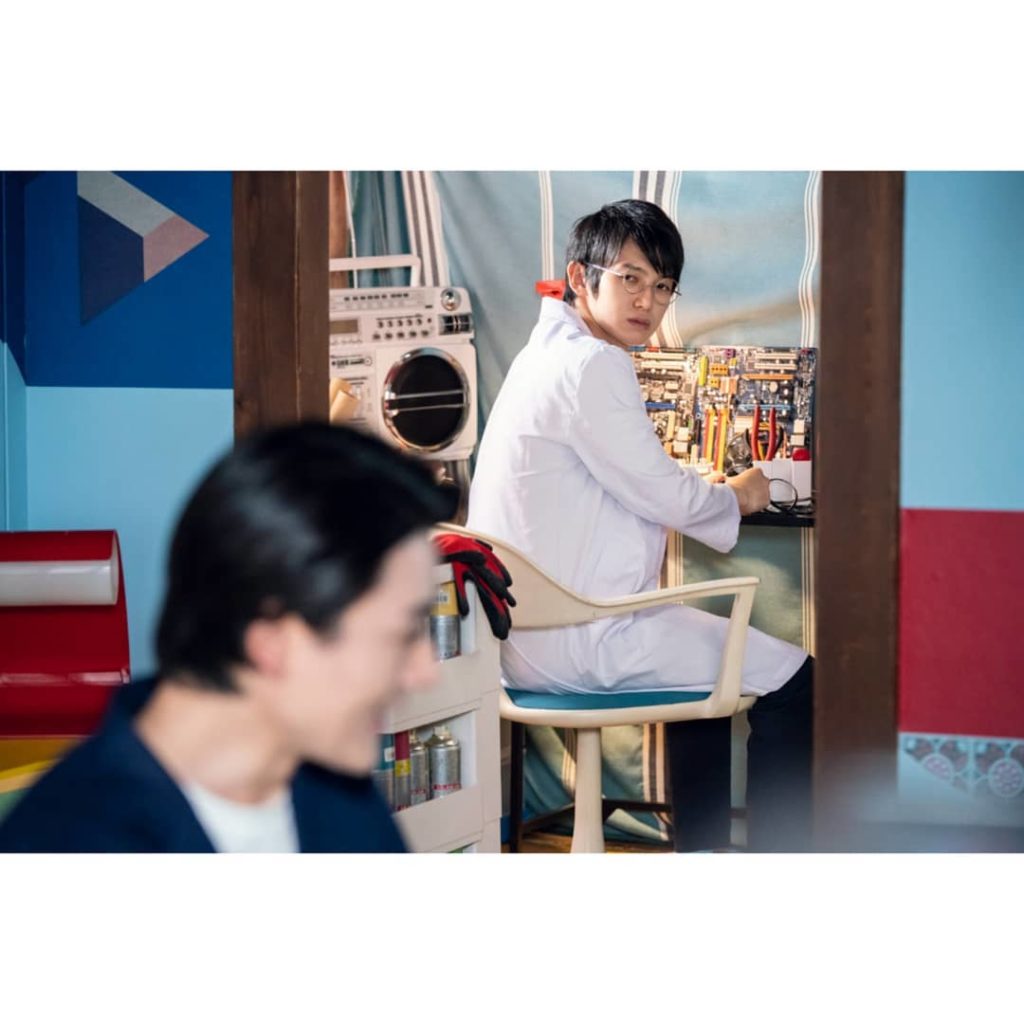 #ミライさん を心配そうに見つめる兄、トモロウ﻿
﻿
#優しいお兄ちゃん﻿
#このあと怒ったフルキチのフォローにまわります﻿
#なんて優しいんだ﻿
#白衣男子﻿...