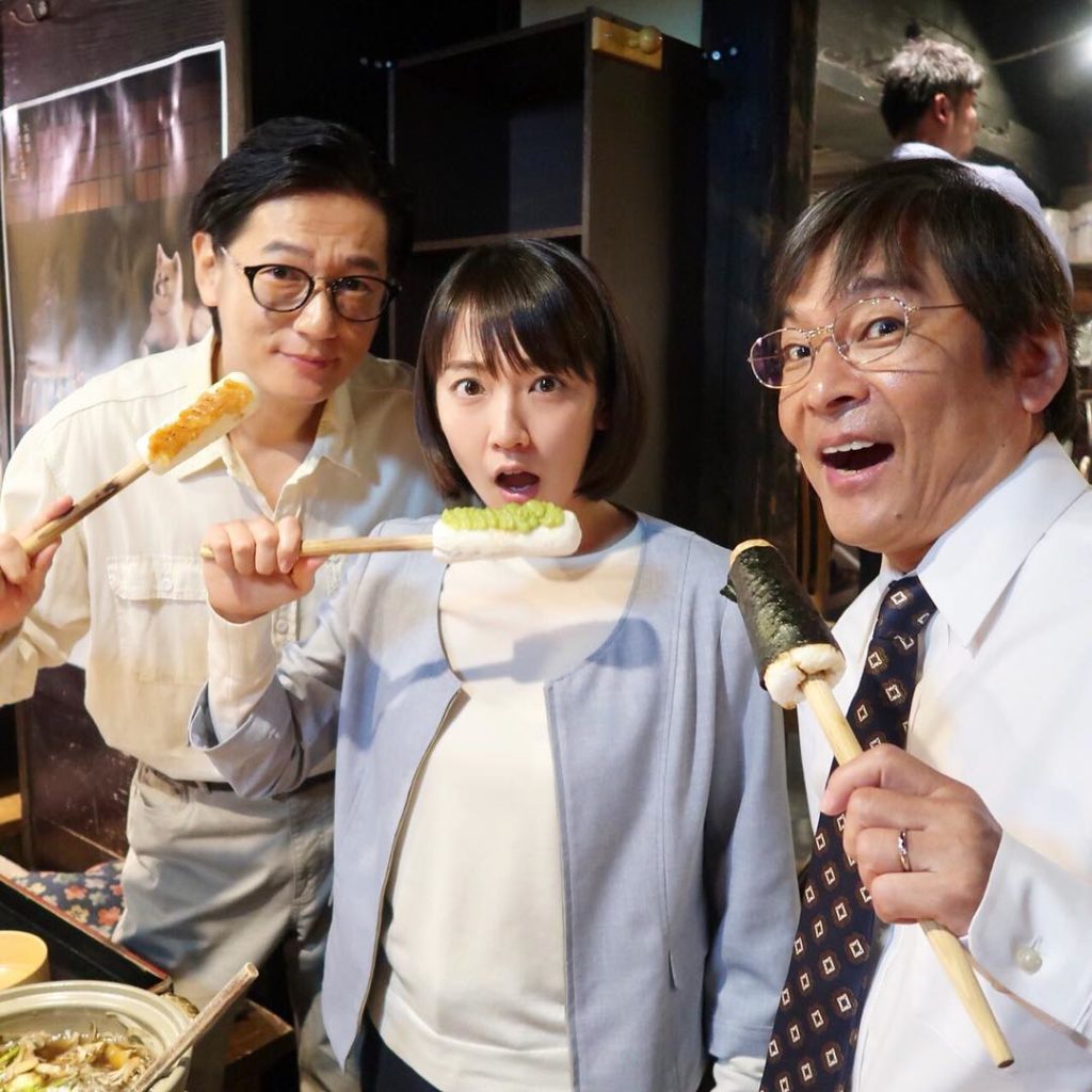 【第8話はこの後9時〜︎】
役所を飛び出し、生活課のメンバーが新年会
あれれ？きりたんぽのつまみ食いですかい？
ん？半田さんの肩に秋田犬乗ってる？？ むむっ
....