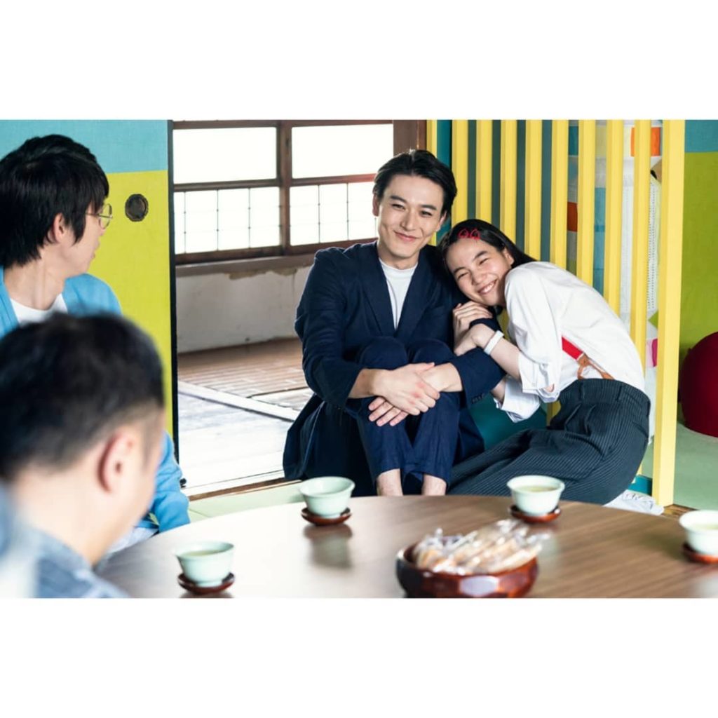 第1話に登場したロボット彼氏、「テツオ」がかわいそうというコメントをいただいたので、 #ミライさん とテツオのラブラブ2ショットを公開﻿
﻿
2枚目はロボット彼...