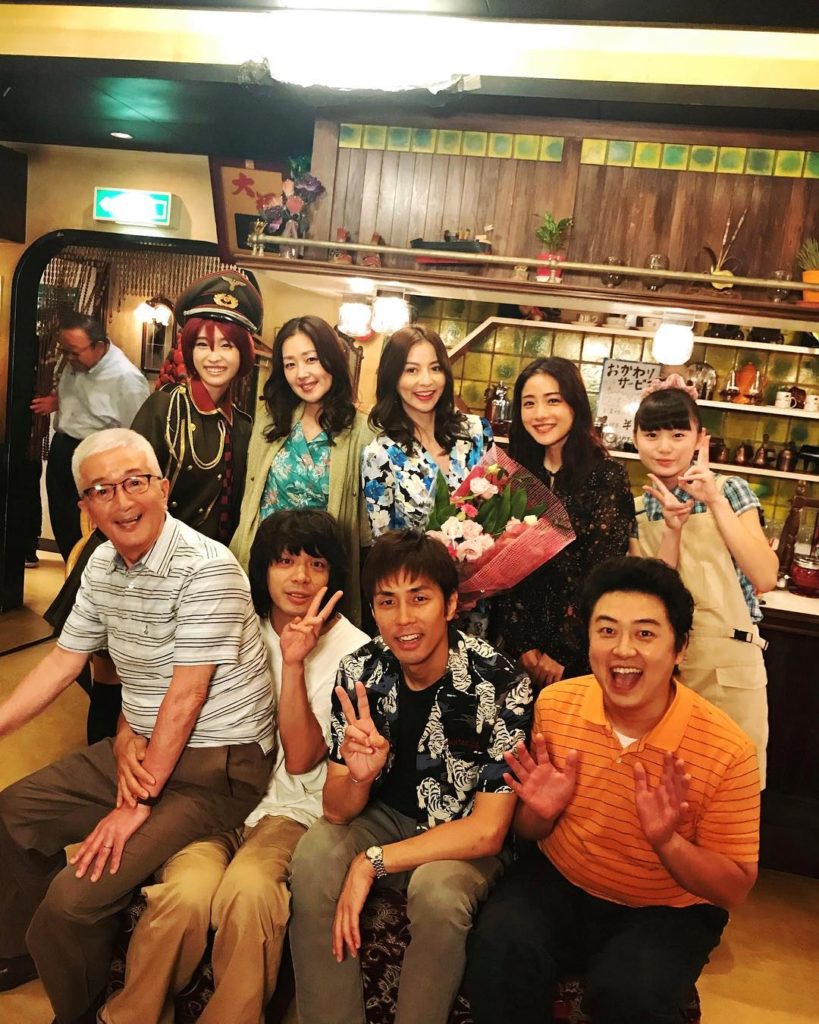‪千秋役の #香里奈 さんはスナック喫茶のセットでオールアップを迎えました！‬ ‪第７話からの参加でしたが、さすがの存在感&まさかの変身ぷりでドラマにいい刺激を...