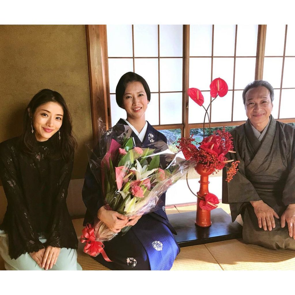 ルリ子役の #戸田菜穂 さんは月島家の市松(#小日向文世)とのシーンでのオールアップ。

色々あったルリ子さんですが、最後は意外にもホッコリする素敵なシーンでし...