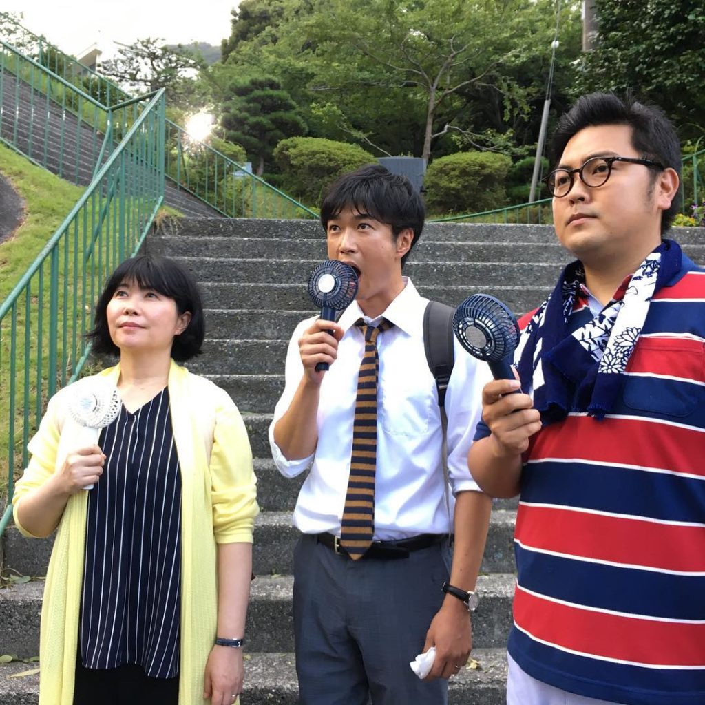 .
子星中ティーチャーズ。
今年の夏の撮影は、ハンディ扇風機が必需品でした
明日はいよいよ５話。子星平夏、真っ盛りです

#tbs #火曜ドラマ #中学聖日記 ...