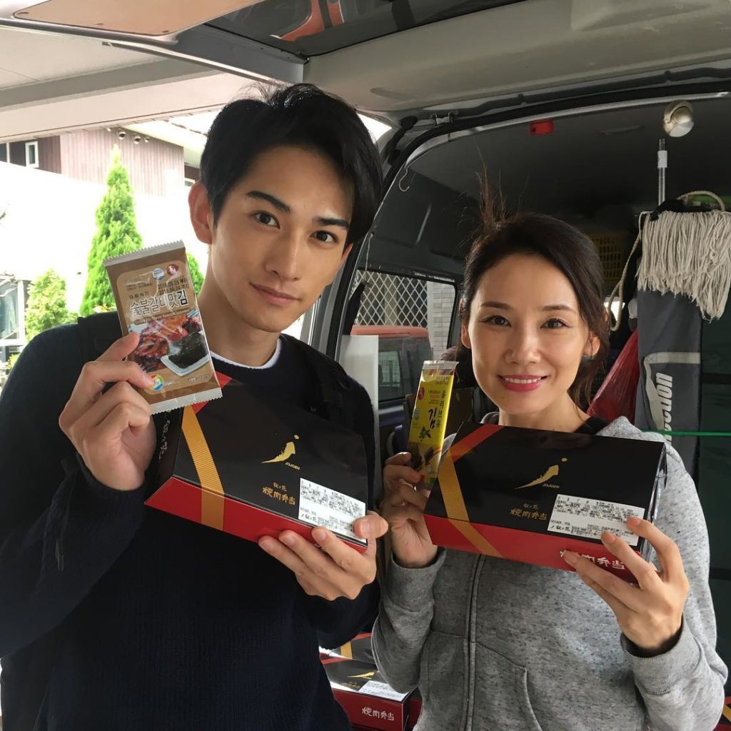 @中学聖日記: .
町田さんがオールスター感謝祭のアーチェリーでゲットしてくださった叙々苑の焼肉弁当
ロケでもスタジオでも出せて、みんなで美味しく頂きました さらに町田さんか… .
町田さんがオールスター感謝祭のアーチェリーでゲットしてくださった叙々苑の焼肉弁当
ロケでもスタジオでも出せて、みんなで美味しく頂きました さらに町田さんか...