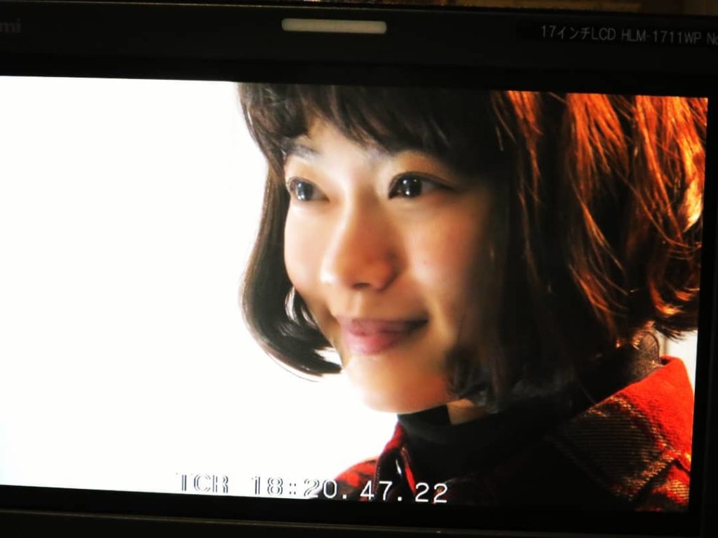 ある日の撮影現場

モニターを撮ろうとしていた公式。
それに気付いた花さん。
カメラに向かって、神視線を送ってくれました

スタッフも毎日癒されております #ハ...