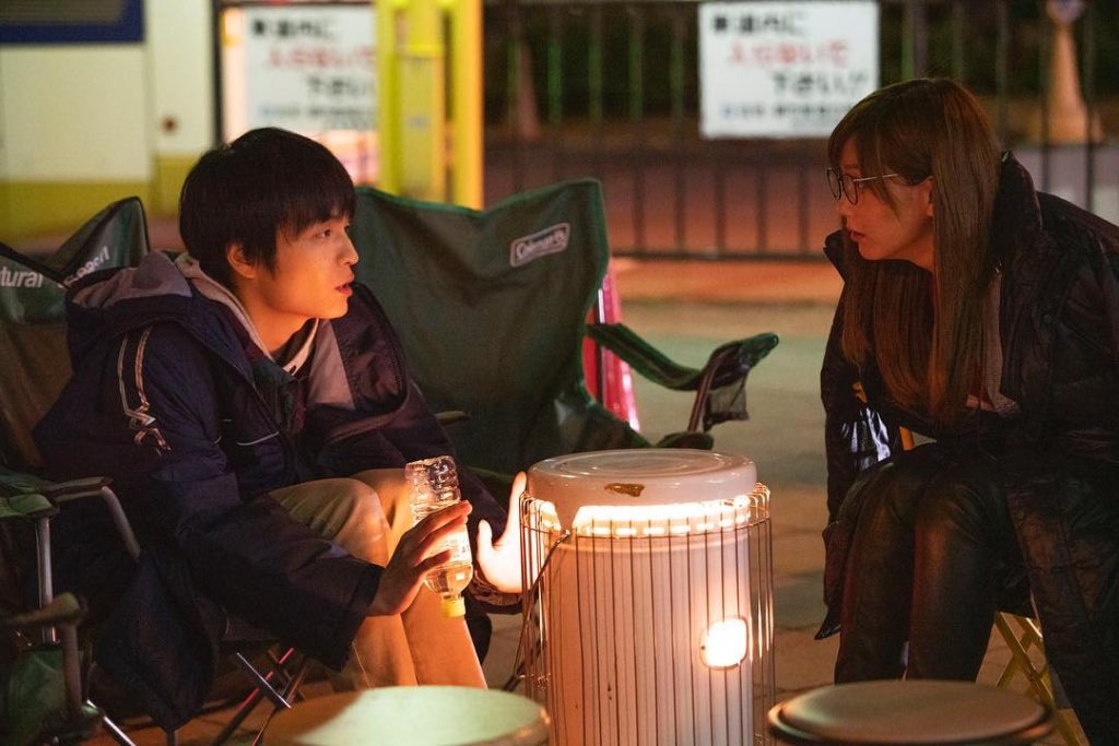 本日TBSにて25時28分〜 #ゆうたの Ⅱ話放送です ナイターロケにて
ストーブで暖まりながら、何やら真剣に話し中の2人です #本田翼 #岡山天音
#ゆうべは...