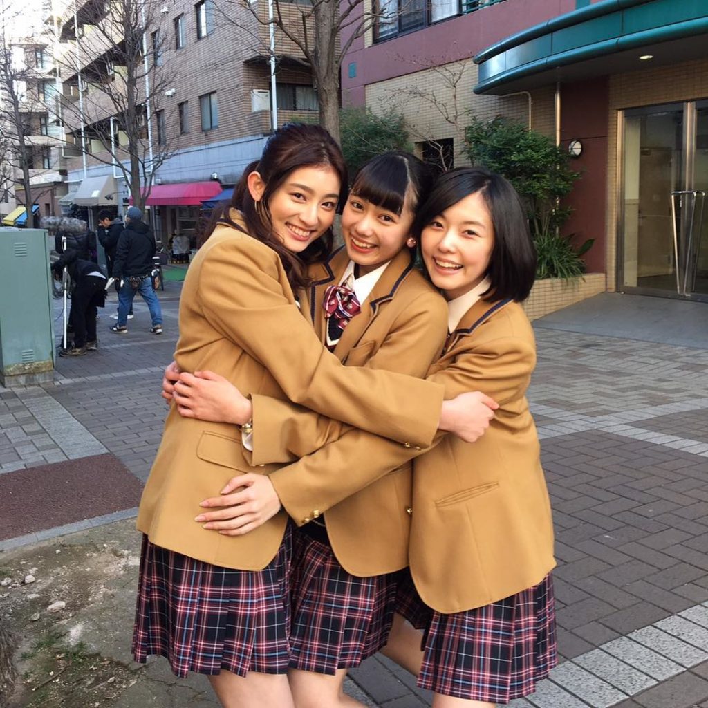 皆さんこんにちは
#はじこい です

寒い撮影の日に
エトミカ役 #吉川愛 さん
今井桃役 #加藤小夏 さん
田島さくら役 #黒崎レイナ さん
から可愛らしくて...