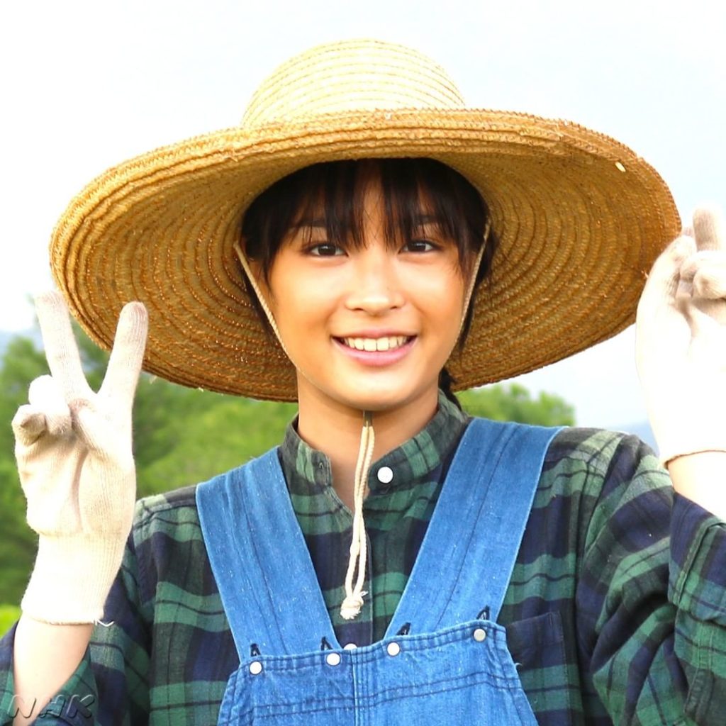 ヒロイン・奥原なつは酪農が大好きな女の子。オーバーオールとチェックのシャツに麦わら帽子が基本スタイル♪
⠀⠀
#朝ドラ #なつぞら #広瀬すず
#北海道ロケオフ...