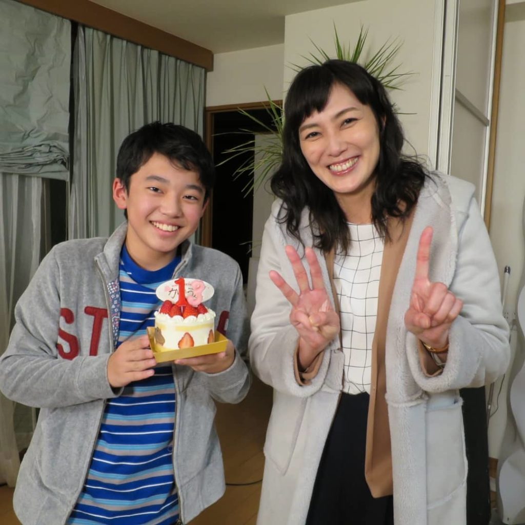 ある日の撮影現場

大崎さんの息子役 #田中奏生 くん。
なんと、撮影日が13歳の
お誕生日ということで、
ささやかながらみんなでお祝いしました
ドラマの中では...