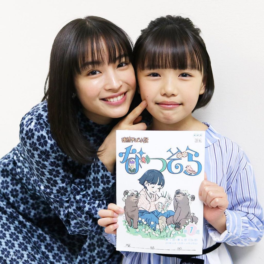 今日は『なつぞら』の第1週完成試写会でした。
ヒロイン・なつ役の広瀬すずさんと、なつの子供時代を演じる粟野咲莉ちゃんが会見に出席。広瀬さんが「ツルツル〜」と咲莉...
