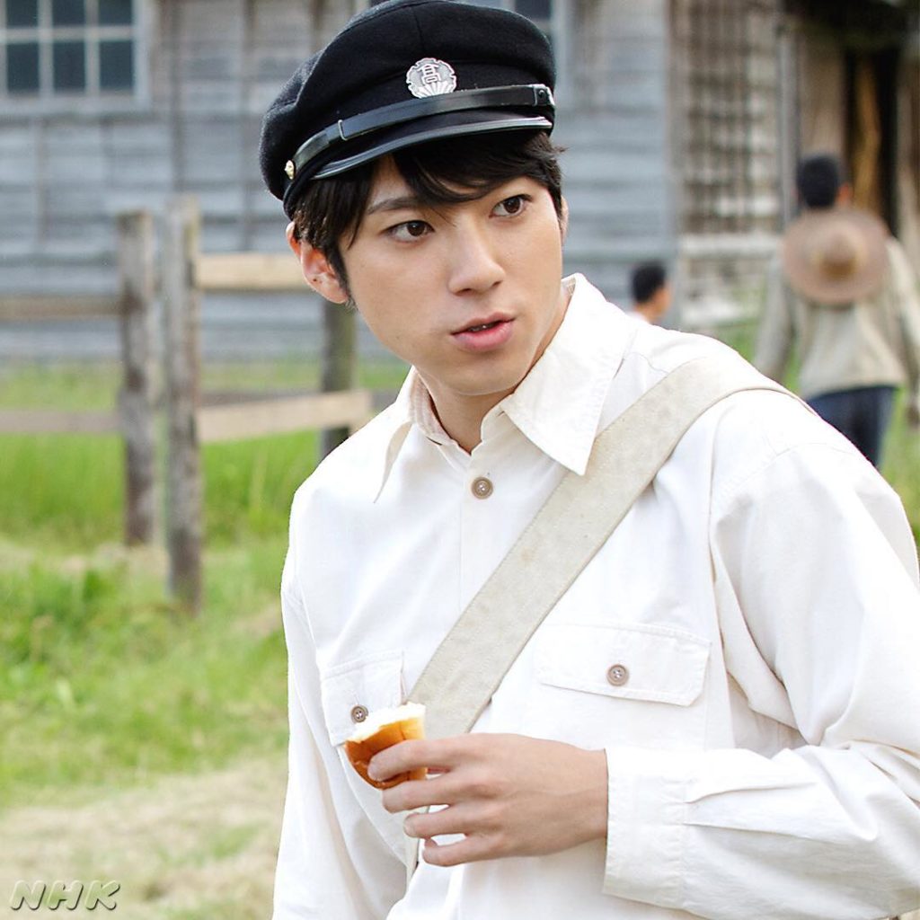 ⠀⠀
パンを食べるシーンで、カットがかかった後もパンを持って歩いている山田裕貴さんを発見。カメラを向けると、もぐもぐポーズ♪
⠀⠀
#朝ドラ #なつぞら #山田...