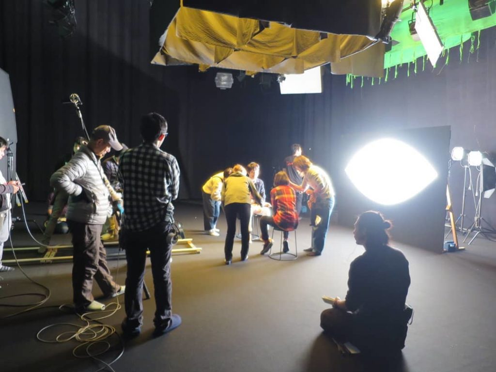 ハケン占い師アタル
第6話 #大崎回 は今夜9時!! 写真は占いシーンの舞台裏

現風景が写っているのは、
目の形の鏡なんです。

今夜のアタルちゃんは、
今ま...
