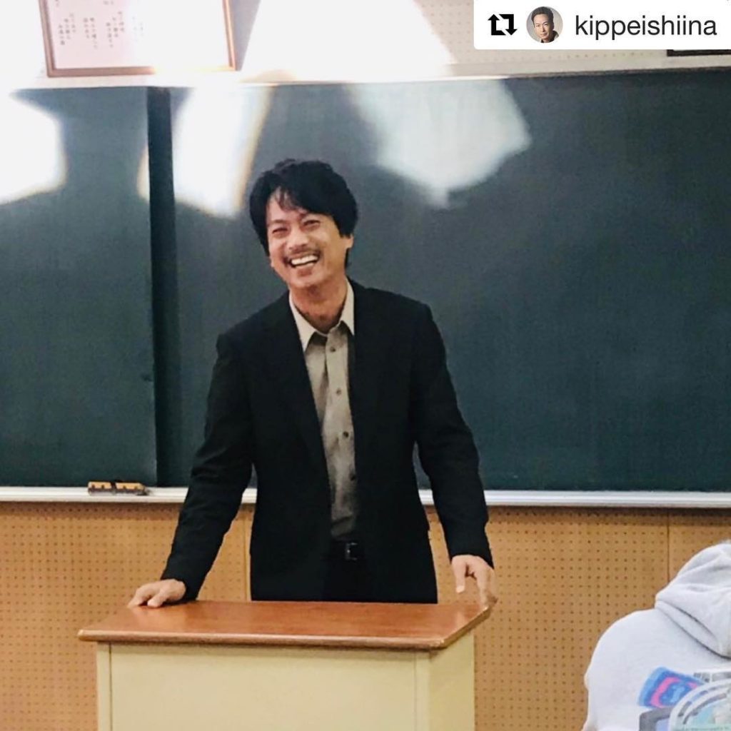 毎週日曜はゾクゾクの日
#椎名桔平
#3A
@kippeishiina
・・・
#3年A組#祝#クランクアップ 教壇に立って先生気分^_^  スタッフの皆さん、...