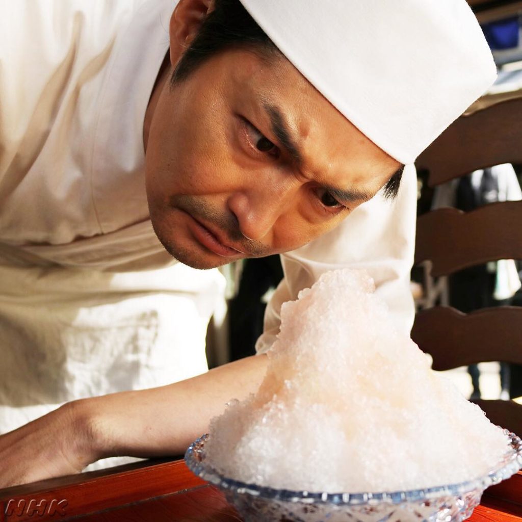 ⠀⠀
TEAM NACS 安田顕さんのオフショット。菓子店「雪月」店主役の安田さん。お店のかき氷を近距離で睨んで頂きました～♪
⠀⠀
#朝ドラ #なつぞら #安...