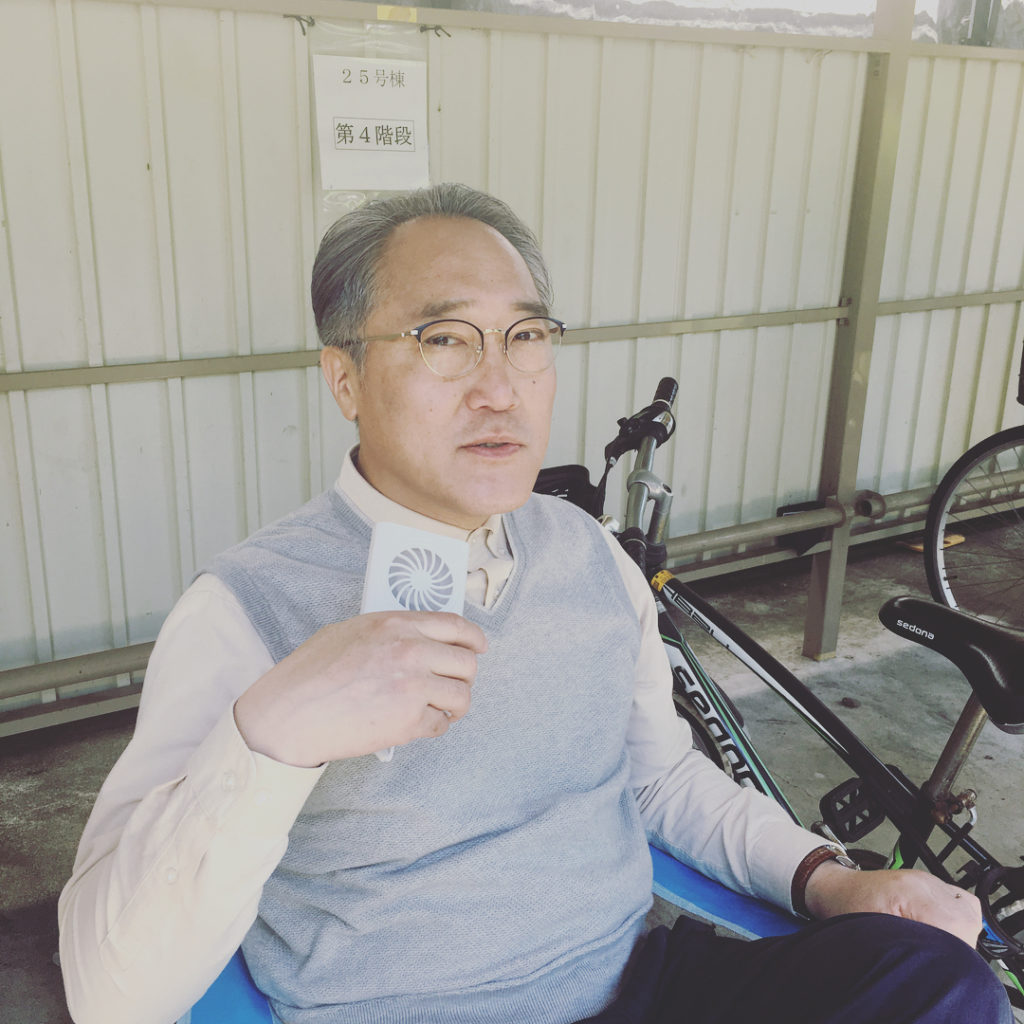 本日もお暑うございます！ #シーン的に汗をかけないので
#みんなで扇いでいます
#携帯扇風機も登場
#オトナの土ドラ
#限界団地
#東海テレビ
#フジテレビ
#...