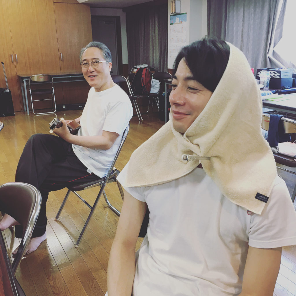 団地妻と不倫し寺内さんに成敗されてしまった、二河屋の狭間一男役の和田琢磨くん。

佐野さんのギターの音色に癒されています 
#成敗してごめんねー#オトナの土ドラ...