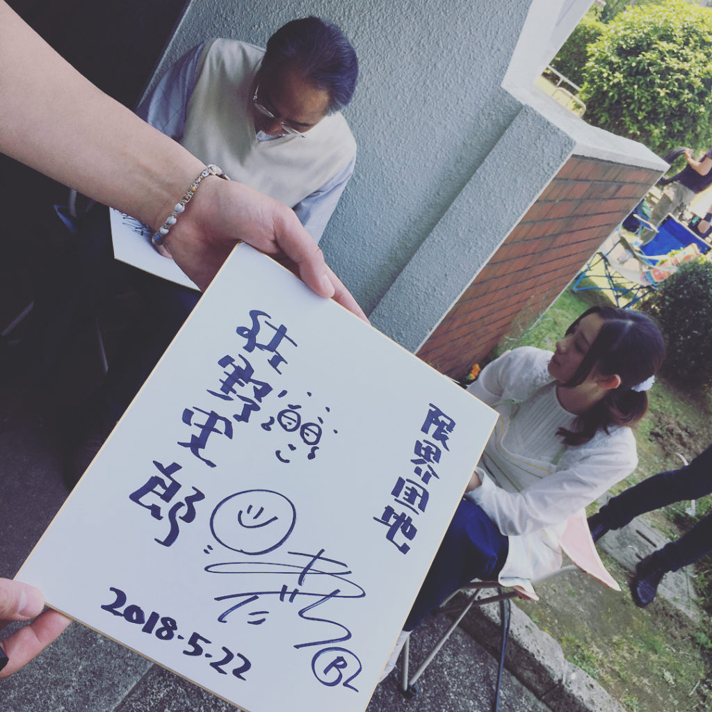 おはようございます！今日は全国的に雨が多いみたいですね足元に気をつけて通勤通学してくださいね！

サインに応じる佐野さん、あだっちぃーをパチリ。2人とも顔つきの...