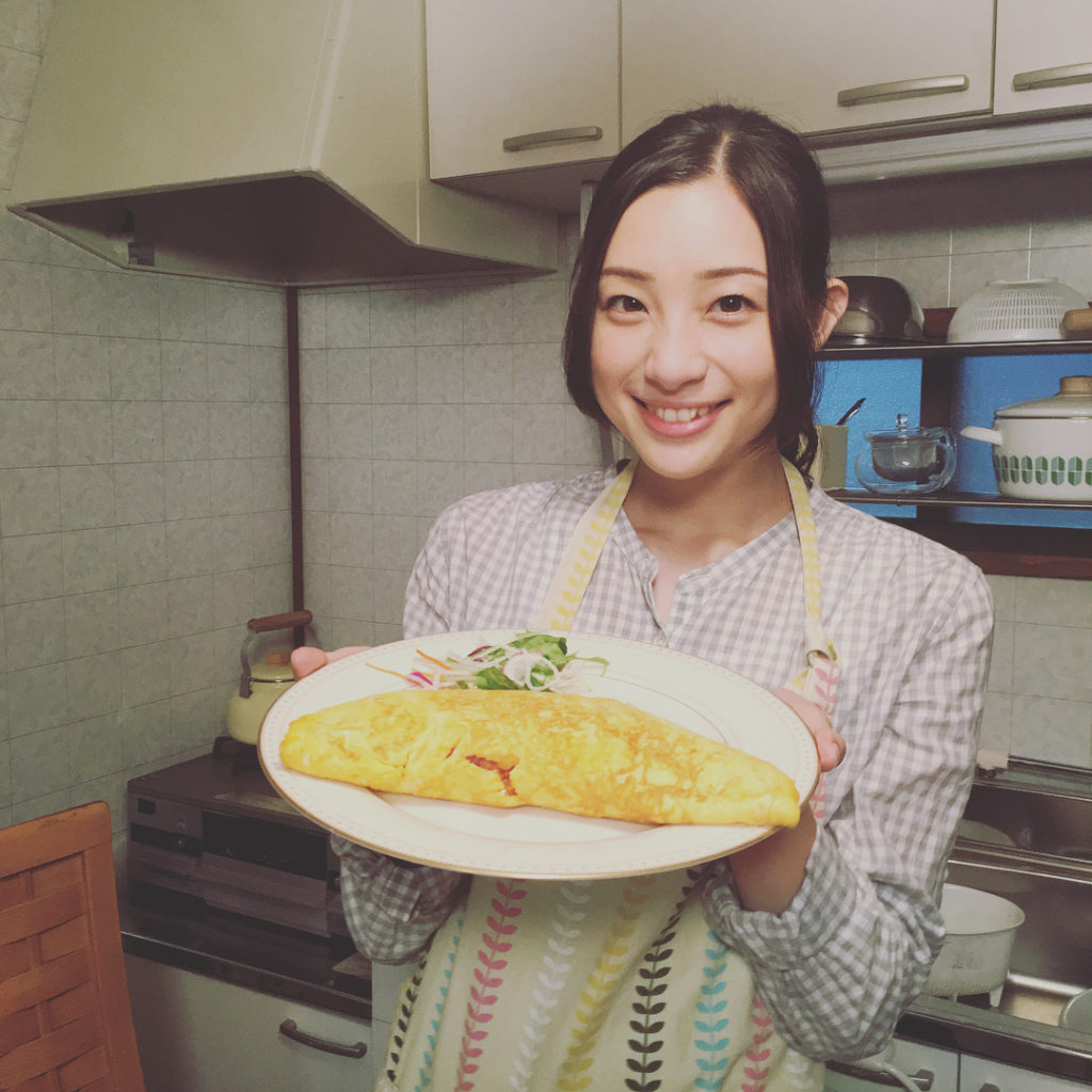 【もし江理子が僕の団地妻だったら #5 ①】

今日の晩ご飯はね、、、ジャーン！
あなたの大好きな、江理子特製オ・ム・ラ・イ・ス
仕上げはウフフ見ててねー

#...