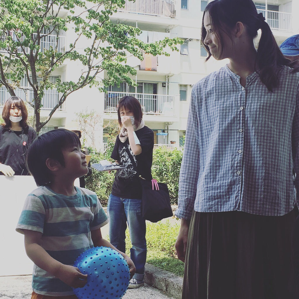 あだっちぃーと子供達の本番待ちをパチリ！
お尻にボールぶつけたり、抱きついたり、くすぐったり。。。「本番」の掛け声の直前まで、あだっちぃーに何とかかまって欲しい...